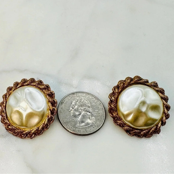 Vintage Mabe’ Faux Pearl Earrings Clip On Gold-tone Rope Surround Button… - Picture 6 of 7